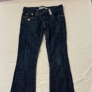 Låg midja jeans - Låg midja jeans i stl 32, använd några gånger (jätte bra skick) skriv gärna för frågor och fler bilder😊