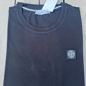 Ny tshirt  - Oanvänd, endast testad. Min son fick i present av sin farfar, som tyvärr inte passade. Min son säljer via mitt konto då han är minderårig. 