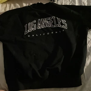 En svart sweatshirt - Använd 1 gång, fick den av en vän när jag fyllde år den passar inte mig. Det är storlek 11-12y, men den passar jätte fint till kjolar och den är fin kort. Men vissa kan tycka den är för kort
