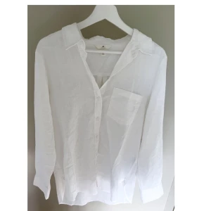 Linneskjorta - H&M - Superfin linneskjorta från h&m. Sparsamt använd. Säljes då jag tycker den är lite stor på mig. Stl S 💓