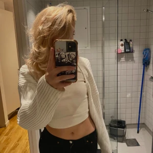 Top vit - En fin vit top som går att ha över både linnen, t shirts och klänningar, passar bra på mig och tycker om de långa ärmarna som viker sig fint till.