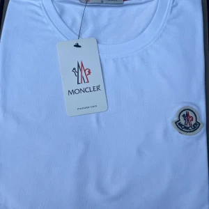 Ny tshirt - Oanvänd, endast testad. Min son fick i present av sin farfar, som tyvärr inte passade. Min son säljer via mitt konto då han är minderårig.  Vit