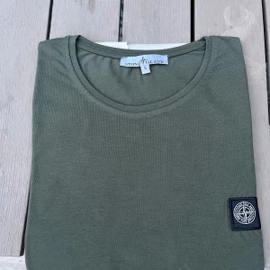 Ny tshirt - Oanvänd, endast testad. Min son fick i present av sin farfar, som tyvärr inte passade. Min son säljer via mitt konto då han är minderårig. Mörkgrön färg. 