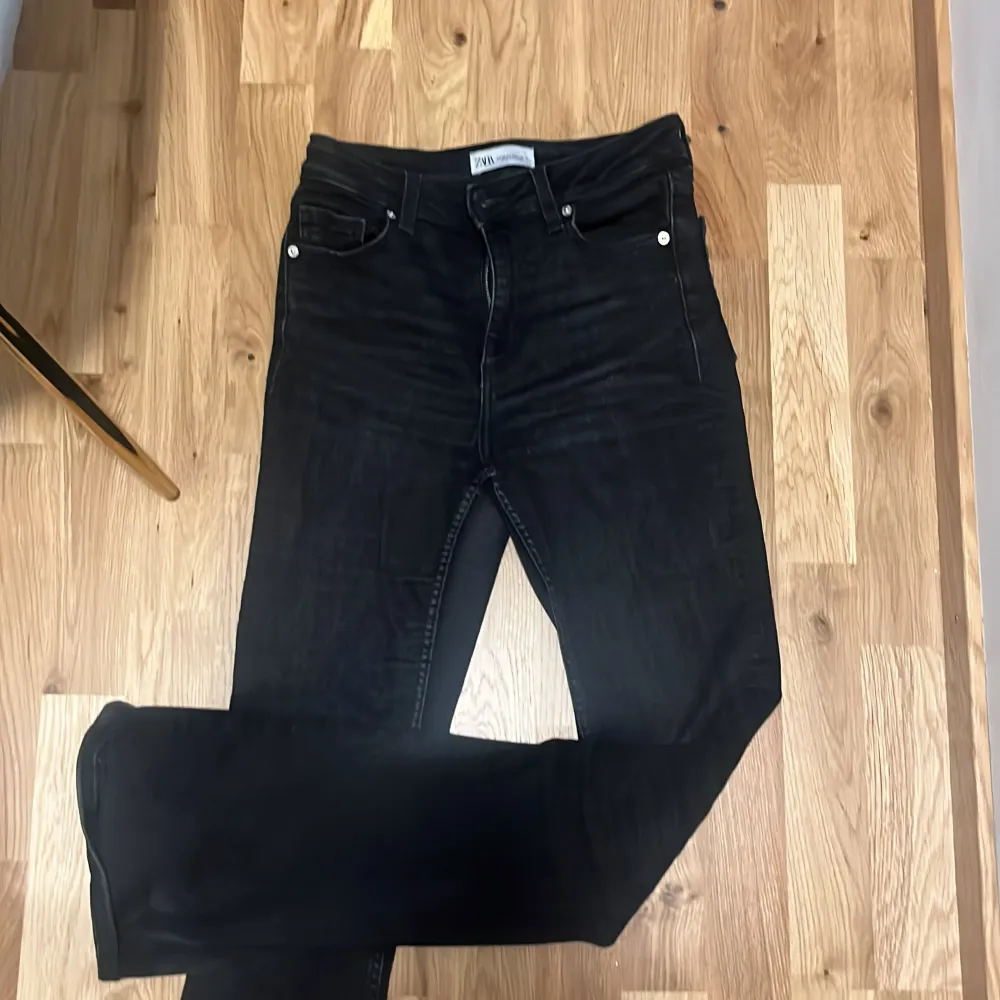Säljer ett par svarta jeans köpa från zara! Sitter otroligt fint och formar bra, samt är super bekväma 😍. Jeans & Byxor.