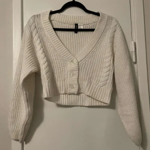 Vit kofta H&M - Vit stickad midjekort kofta från H&M storlek xxs