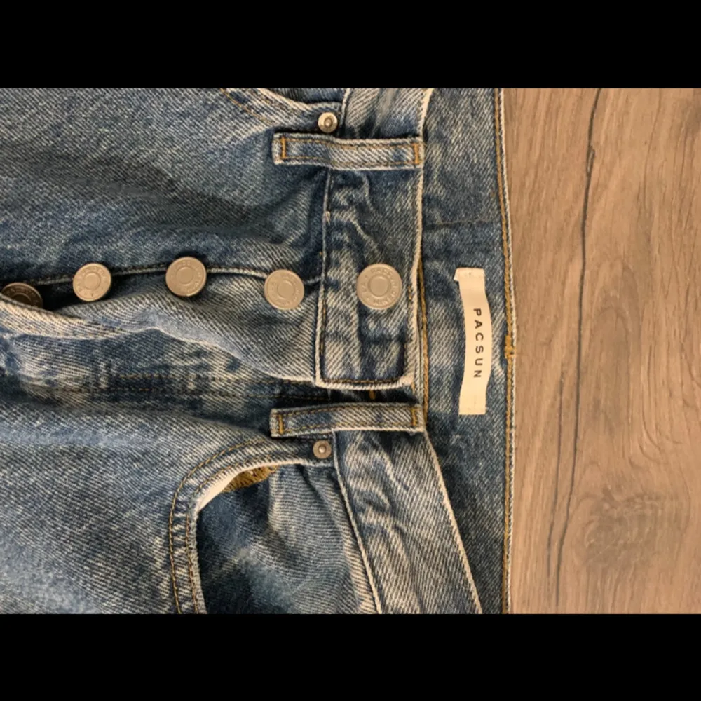 Ett par ljusblå jeans ifrån pacsun, har ett mindre slitage längst ner på byxorna men är inget som läggs märket till. Säljer dessa för att jag inte använder dem längre . Jeans & Byxor.