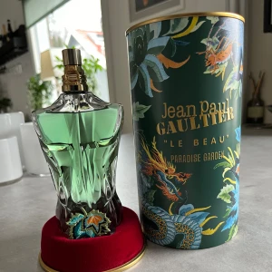 Säljer min Jean Paul Gaultier parfym 125 ML - Säljer min Jean Paul Gaultier Paradise Garden 125 ML 115 ML kvar riktigt god doft ☀️⛱️ Ordinarie pris 1499kr mitt pris 799 kr pris vid fler frågor kontakta mig ! MVH Oliver 👌🏼