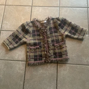 Kofta/topp💗 - Jätte fin kofta/topp från zara🥰den har knappar och går att välja om man vill ha den stängd eller öppen, storlek m men passar också s💗💗