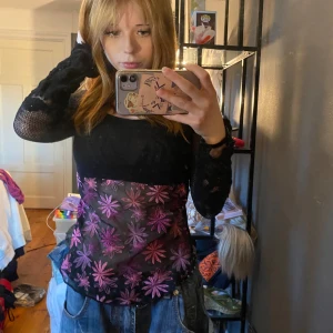 Super söt blus - Super söt tröja med blommor och som är genomskinlig vid magen❤️hittade den när jag var i italien 