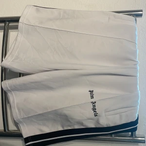 Palm angels shorts - Jag säljer ett par jätte fina Palm angels shorts eftersom att dom inte kommer till användning, Inga defekter på plagget och pris kan diskuteras vid snabb affär. Kom privat för fler bilder