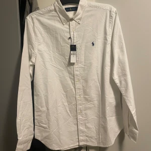 Ralph Lauren Skjorta - Säljer denna riktigt sköna skjortan från Ralph Lauren. Skick 10/10 aldrig använd som ny. 👍🏻Storlek S kan eventuellt passa någon med M. Kan även lösa mer bilder vid behov pris 429 kr och går att diskuteras vid snabb affär