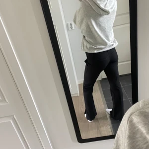 Svarta kostymbyxor  - Ett par svarta kostymbyxor, köptes i en för liten storlek, så har bara testat dom. Hör av er om du har någon/några frågor💗