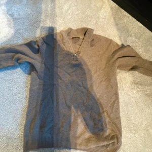 Stenström halt zip - Säljer denna halfzipen från märket ”Stenström”. Skick 10/10 och pris kan diskuteras ! Skriv ifall fler undringar eller bilder 👍