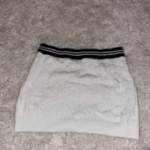 Mini kjol - Mini kjol från SHEIN. Har även en matchande topp i min profil. Stickad och väldigt skönt tyg. Aldrig använd. Finns i Göteborg att hämtas eller fraktas!