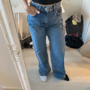 Jeans NAKD - Lösa jeans med medelhög midja från NAKD som är helt oanvända i sin originalförpackning. Säljer för att det har gått för lång tid för att returnera. 