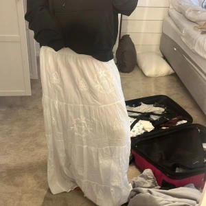 Vit långkjol - Säljer tyvärr en av de finaste kjolarna jag äger pga att den int kommit till användning. Köpt på Kreta förra året och därmed väldigt sällsynt. Kostade runt 500kr och är aldrig använd. Handgjord också, så superbra kvalité. Skriv vid frågor❤️ 