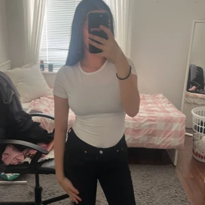 Vit body tshirt  - Skit fin body, dock så är den för liten för mig därför vill jag inte ha den, helt ren och ny köptes för 1 vecka sen