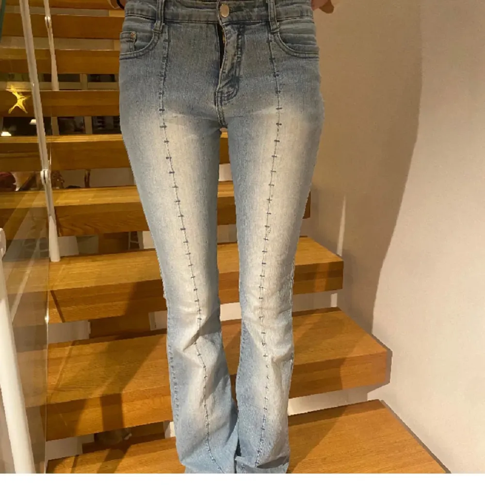 Säljer dessa ljusblå lågmidjade jeans som jag köpte från Plick men tyckte inte om dom så mycket🩷. Jeans & Byxor.