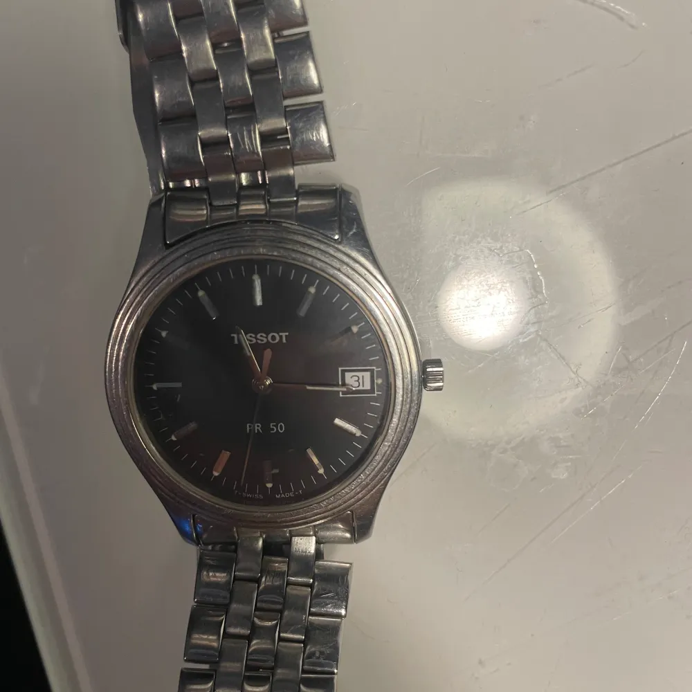 Hej! Säljer en tissot klocka kostar runt 6000 säljer för 1500 för den har bara legat och skräpat.  den heter tissot pr50 j174/274k.. Övrigt.