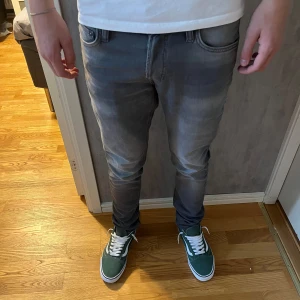 Gråa Jack and Jones jeans  - Hej, säljer mina Jack and Jones jeans pågrund utav att dem inte kommer till användning. Modellen är 180cm lång och väger 61kg. Byxorna är i ny skick då dem bara är använda 2 gånger. Jeansen är köpta för 900 inne hos Jack and Jones. Skriv vid frågor.😊