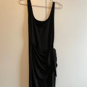 Klänning med knut detalj - Använd fåtal gånger. Sitter väldigt skönt på. 