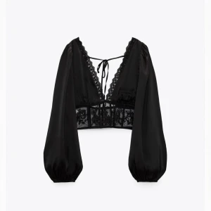 Svart fest topp - Säljer denna jätte fina festtoppen från Zara då den inte kommer till användning, använd en enstaka gång så i nyskick. Nypris 359kr. Super söt till nästa utgång eller restaurangbesök.