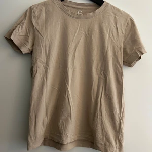 T-shirt - Beige t-shirt från Cubus. Fint skick