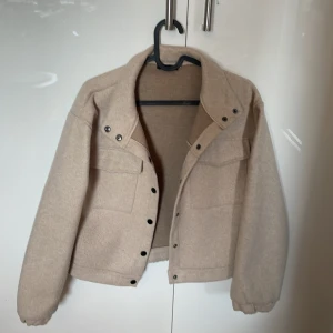 LMTD jacka/kappa (vår&höst) - Köpte denna jacka för inte så länge sedan, men jag växte ur den snabbt så den hann inte komma till så mycket användning, så skicket är väldigt fint. Jackan/kappan passar bra till Stockholms stil och är en riktigt skön jacka att bära!