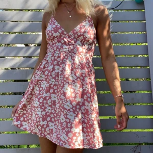 Klänning - Världens sötaste klänning köpt några år sedan! Säljer då den börjar bli lite för liten för mig:(