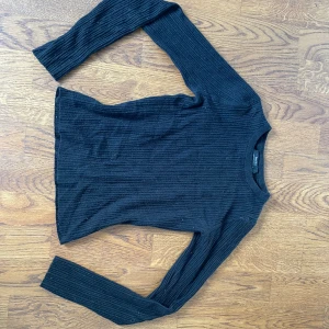 Svart långärmad tröja - En jätte söt långärmad svart tröja från bershka i storlek xs 