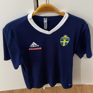 Sverige fotbollskläder  - Mycket fina kläder för den svenska fotbollslaget, alla tre för endast 400. En helt ny kostar 1300kr