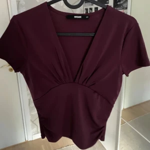 Festtopp  - Super fin topp från bikbok i en lila/vinröd färg 💗 super skön och as snygg! Endast använd 2 gånger! Lånade bilder men sista är min!