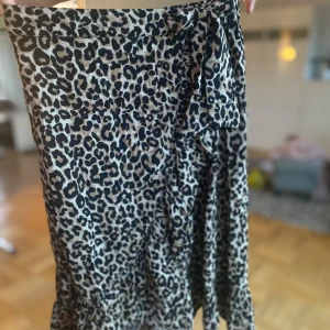 En volangkjol med leopard mönster - En superfin volangkjol i leopard med knytning i sidan. 💗💗passar även större storlekar ( om man vill ha den lite kortare)