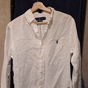Ralph lauren skjorta linne  - S herr, det man ser på baksidan är logon och inte en fläck. Den är i jättebra skick