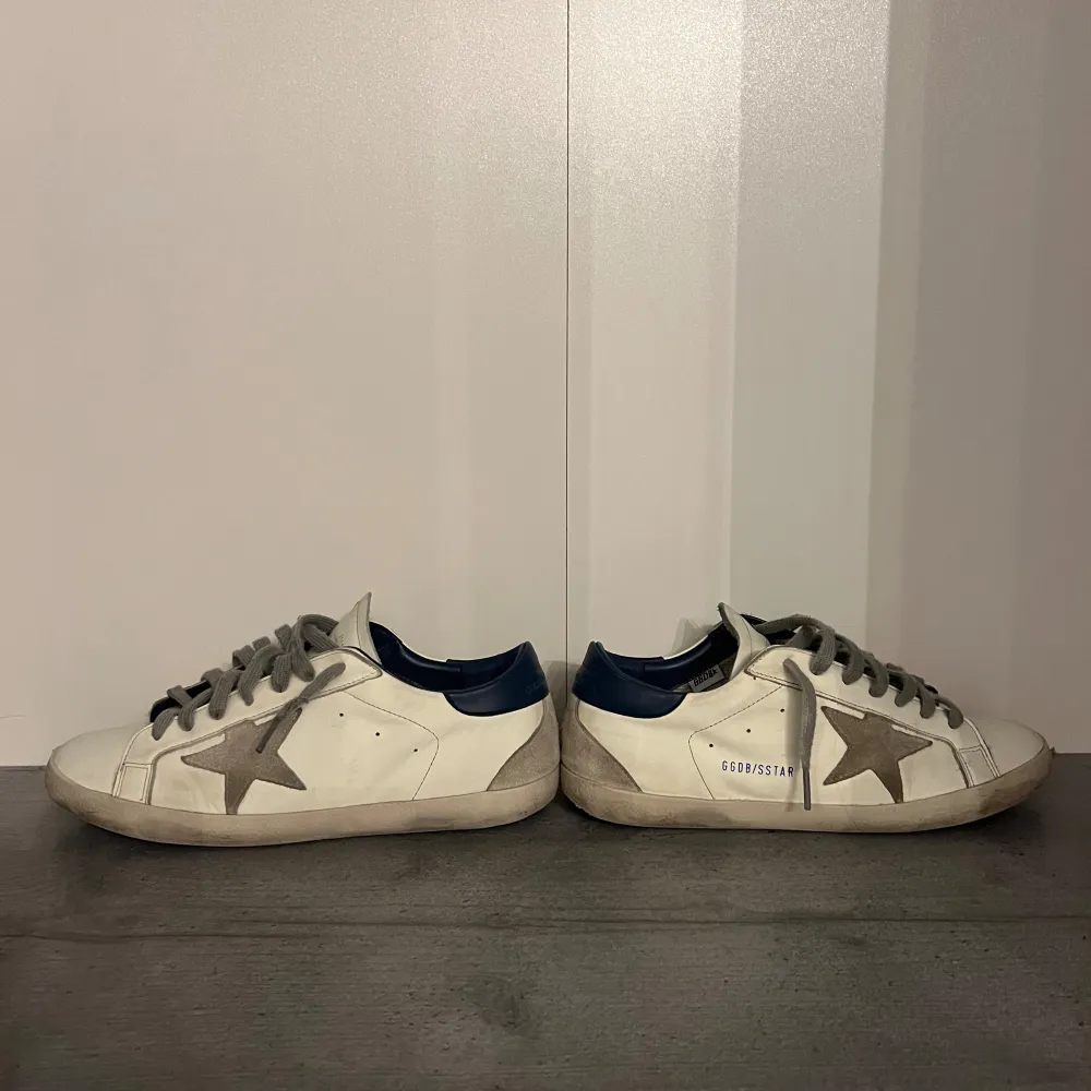  Säljer ett par Golden Goose Superstar | 42 | något slitna sulor men annars rena och hela | ca 5000kr nya | Du får även med Dustbag, tag och box | . Skor.