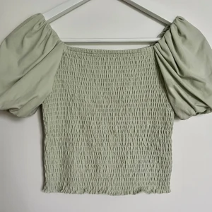 Söt topp - Jag säljer denna söta mintgröna topp från Ginatricot då den inte kommer till användning längre! Skick - Bra! Använd ett fåtal gånger. Modell - kort Pris - 129kr + frakt🩷(ordinarie pris -  279kr) 