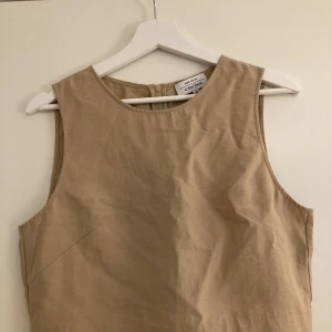 Stories crop top - Brunt crop top från & other stories med dragkedja på ryggen. Storlek 40