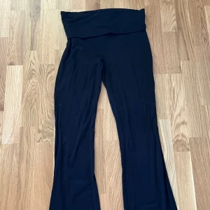 Yoga pants  - Svarta yoga pants från Gina Tricot i storlek M, de är endast använda ett fåtal gånger pga för korta för mig (ca 178)💕 Såå fina och är i mycket bra skick