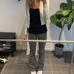 Gråa lågmidjade Bootcut Jeans  - Så sjukt snygga jeans i storlek 170 nypris 399