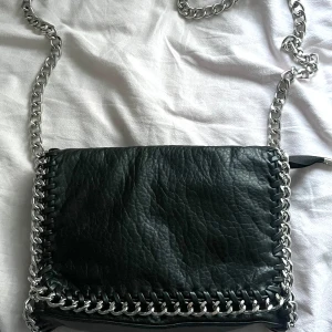 TIAMO väska - Svart axelbandsväska från TIAMO i fint skick och perfekt storlek. Säljs pågrund av lite användning på sistone. Skriv vid frågor och funderingar 🩷