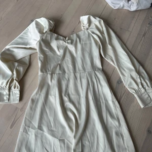 Vit klänning - Väldigt fin klänning som sitter bra