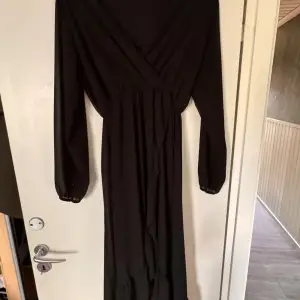 Fin svart klänning, använd fåtal gånger så i fint skick🫶🏻