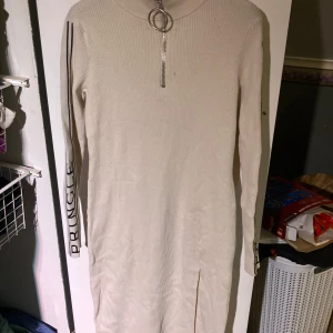 Pringle långklänning - Lång stickad beige/off white klänning 