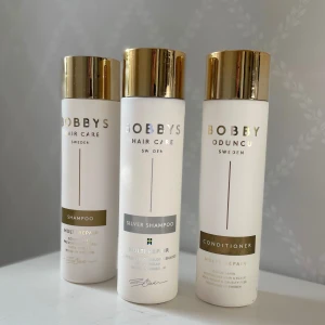 Bobbys haircare - schampo, balsam & silverschampo - Serien ”multi repair”. Köpta för snart ett år sen och säljer för att jag inte tålde dem, vilket var jättetråkigt eftersom de är så bra.  Schampo - lite mer än 1/2 Balsam - ca. 3/4 kvar Silverschampo - ca. 3/4 kvar  Ordinarie pris för alla tre: 499kr