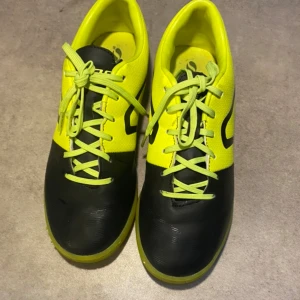 Sneakers- neon - Neon färgade sneakers från SOC använda ett par gånger i mycket fint skick, kommer i orginalförpackning.