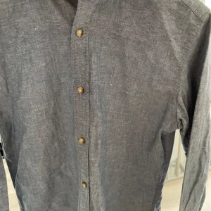 Ljusblå skjorta - Hejsan säljer nu en skit snygg skjorta från Jack and Jones till ett bra pris. Skjortan är bekväm och snygg och passar nu till sommaren men speciellt utomlands! Hör av dig vid funderingar 