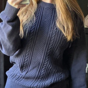 Stickad tröja - Tröjan är i 100% bomull och marinblå 💕