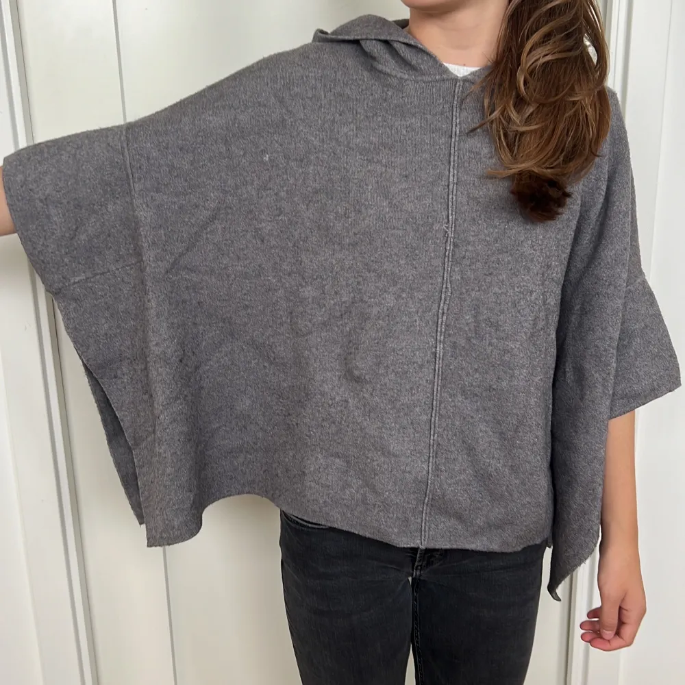 Zara girls poncho stl. 11-12 år men passar xs. Modellen är 165cm. Sparsamt använd. Perfekt till hösten.. Stickat.