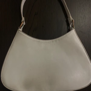 vit mini väska - använd, smutsig utanpå och i (i pga smink), man får plats med mycket och funkar fortfarande bra! lite större ”storlek” 🫶🏼