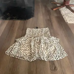 Mönstrad kjol ifrån Lindex i storlek XS som är använd fåtal gånger 